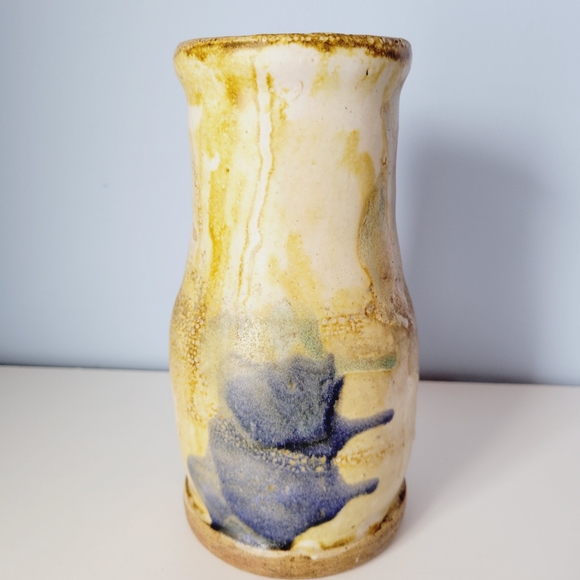 Hand Crafted Vintage Pottery Vase with Makers Mark - Picture 3 of 12